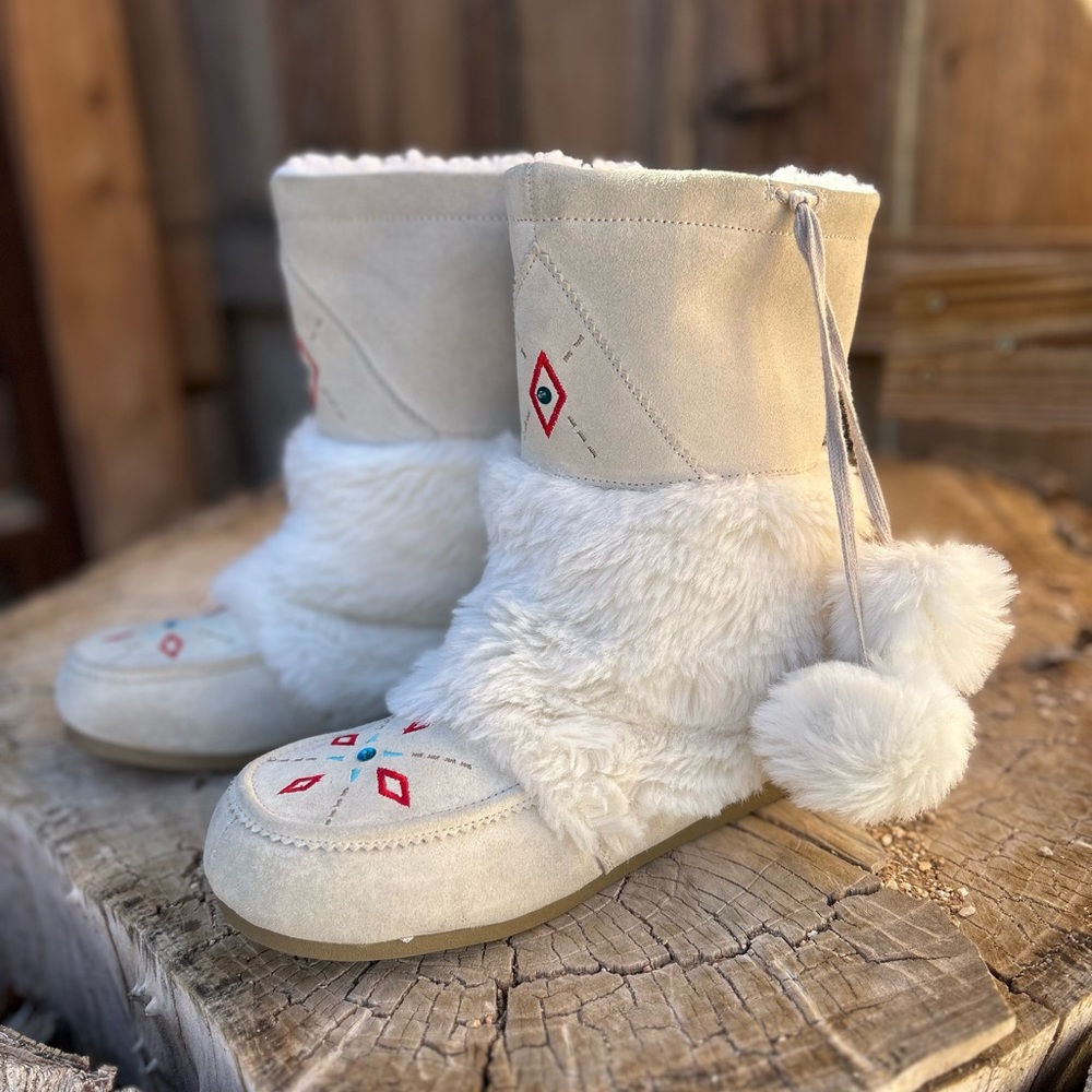 AIRWALK Women's Cold Weather Boot with faux fur and embroidery detail in Cream